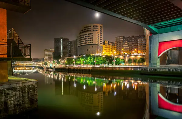 Bilbao şehri ve Nervion nehrindeki setin manzarası. İspanya Bilbao Mayıs 2022