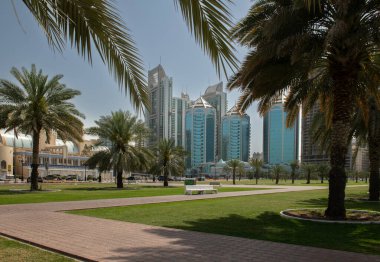 Sharjah, BAE 'deki en büyük üçüncü şehirdir. Şeriat 'ın isimsiz emirliğinin yönetim merkezi. İ.A.E. Şeriat Mart 2022