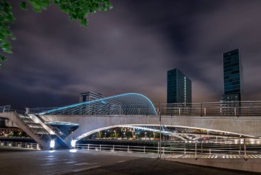 Bilbao şehri ve Nervion nehrindeki setin manzarası. İspanya Bilbao Mayıs 2022
