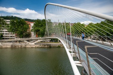 Bilbao şehri ve Nervion nehrindeki setin manzarası. İspanya Bilbao Mayıs 2022