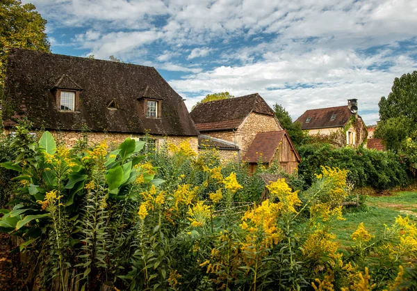 Деревня Сен Леон Сюр Везер Очаровывает Своей Красивой Церковью Домами — стоковое фото