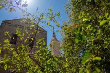 Kudüs yakınlarındaki Ein Kerem 'de resim gibi caddeler ve binalar. İsrail Haziran 2022