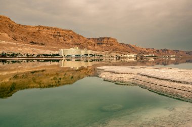 Ölü Deniz 'de dinlen. Ölü Deniz kıyısında. İsrail Mart 2023