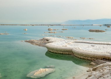 Ölü Deniz 'de dinlen. Ölü Deniz kıyısında. İsrail Mart 2023