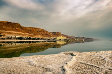 Ölü Deniz 'de dinlen. Ölü Deniz kıyısında. İsrail Mart 2023