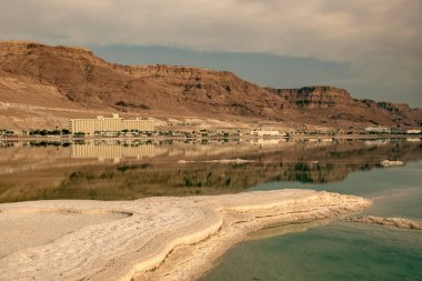 Ölü Deniz 'de dinlen. Ölü Deniz kıyısında. İsrail Mart 2023