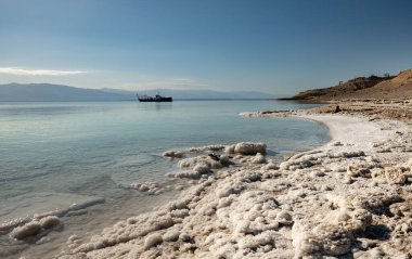 Ölü Deniz 'de dinlen. Ölü Deniz kıyısında. İsrail Mart 2023