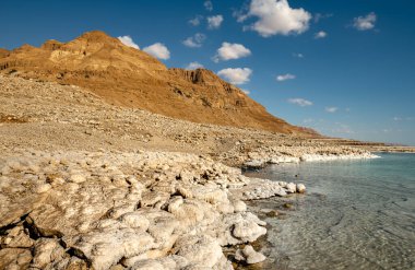 Ölü Deniz 'de dinlen. Ölü Deniz kıyısında. İsrail Mart 2023