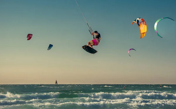 Kitesurfing Manlig Surfare Rider Vacker Bakgrund Medelhavsvågor Och Utför Alla — Stockfoto