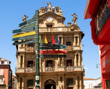 Pamplona, zengin bir tarihi olan bir şehir. Şehrin tarihi kesiminin caddelerinde, meydanlarında ve parklarında zengin bir mimari miras korundu. İspanya Pamplona 17 Mayıs 2022