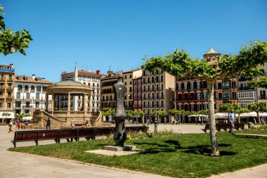 Pamplona, zengin bir tarihi olan bir şehir. Şehrin tarihi kesiminin caddelerinde, meydanlarında ve parklarında zengin bir mimari miras korundu. İspanya Pamplona 17 Mayıs 2022