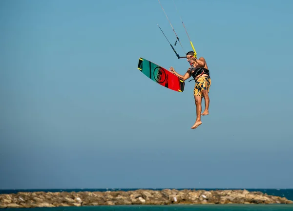 Kitesurf Surfisti Cavalcano Onde Del Mar Mediterraneo Eseguendo Vari Trucchi — Foto Stock