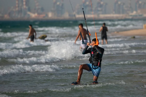 Uçurtma. Sörfçüler Akdeniz 'in dalgalarında çeşitli numaralar yaparak sörf yaparlar. İsrail Ashkelon 20 Nisan 2023