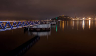 Galiçya, gece Vigo şehir. Gün doğmadan önce. Yolculuk.