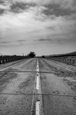 Ölü Deniz Bölgesi 'nde eski yol yağmurla yıkanmış.