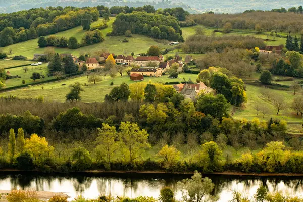 . Kırsal sonbahar manzarası. Fransız Perigord, Dordogne.