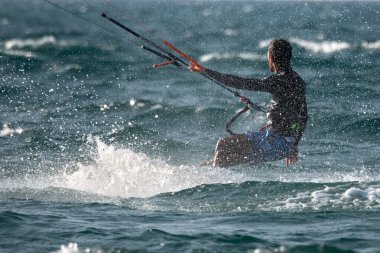 Uçurtma. Sörfçüler Akdeniz 'in dalgalarında çeşitli numaralar yaparak sörf yaparlar. İsrail Ashkelon 9 Eylül 2023