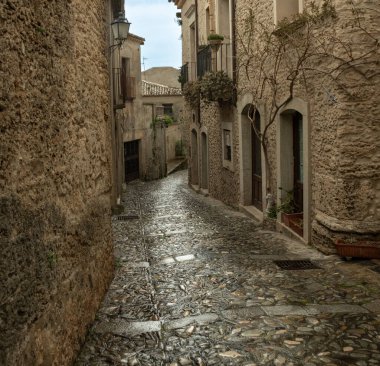 Gerace, İtalya 'nın güneyinde Gerace eyaletinin Reggio Calabria eyaletinde yer alan bir şehirdir. Kasaba, deniz fosillerinden oluşan bir tepenin üzerinde duruyor. İtalya Calabria 10 Mayıs 2023