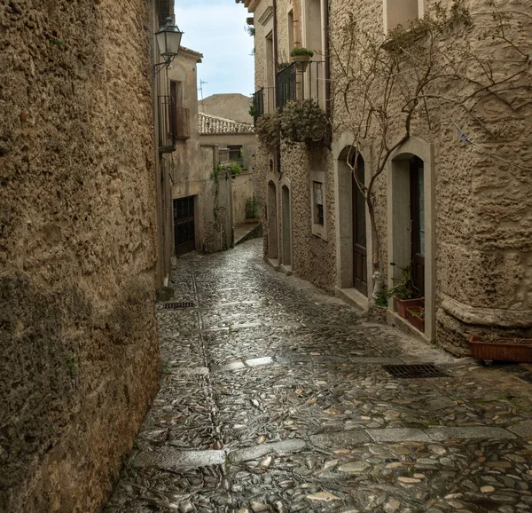 Gerace, İtalya 'nın güneyinde Gerace eyaletinin Reggio Calabria eyaletinde yer alan bir şehirdir. Kasaba, deniz fosillerinden oluşan bir tepenin üzerinde duruyor. İtalya Calabria 10 Mayıs 2023