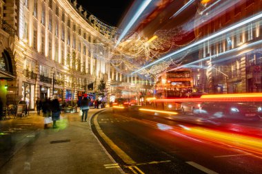 Resimli sokaklar ve binalar, harika bir Noel Londra manzarası. İngiltere, 14 Aralık 2022 Turizm, dinlenme, seyahat