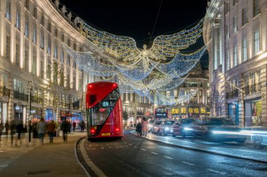 Resimli caddeler ve binalar, muhteşem Noel manzaraları Londra, İngiltere, 14 Aralık 2022 Turizm, dinlenme, seyahat