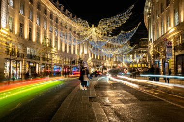 Resimli sokaklar ve binalar, muhteşem Noel Londra manzarası. İngiltere, 19 Aralık 2022 Turizm, dinlenme, seyahat