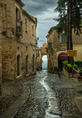 Gerace, İtalya 'nın güneyinde Gerace eyaletinin Reggio Calabria eyaletinde yer alan bir şehirdir. Kasaba, deniz fosillerinden oluşan bir tepenin üzerinde duruyor. İtalya Calabria 10 Mayıs 2023