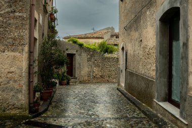 Gerace, İtalya 'nın güneyinde Gerace eyaletinin Reggio Calabria eyaletinde yer alan bir şehirdir. Kasaba, deniz fosillerinden oluşan bir tepenin üzerinde duruyor. İtalya Calabria 10 Mayıs 2023