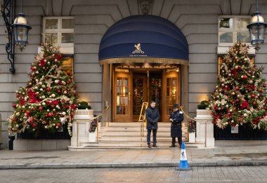 Resimli sokaklar ve binalar, Noel 'de harika Londra manzaraları. İngiltere, 19 Aralık 2022 Turizm, dinlenme, seyahat