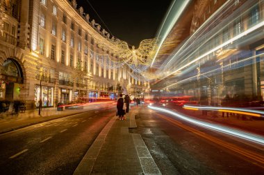 Resimli sokaklar ve binalar, Noel 'de harika Londra manzaraları. İngiltere, 19 Aralık 2022 Turizm, dinlenme, seyahat