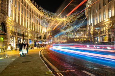 Resimli sokaklar ve binalar, muhteşem Noel Londra manzarası. İngiltere, 19 Aralık 2022 Turizm, dinlenme, seyahat
