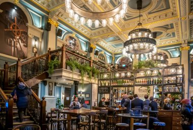 Resimli sokaklar ve binalar, muhteşem Noel Londra manzarası. İngiltere, 19 Aralık 2022 Turizm, dinlenme, seyahat