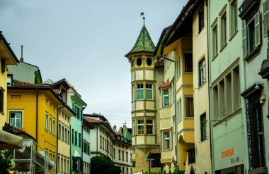 Bolzano, Kuzey İtalya 'da Güney Tyrol eyaletinde yer alan bir şehirdir. Dolomitlerin eteklerinde, dağ bağlarının arasındaki pitoresk bir vadide bulunur. İtalya Balzano 21 Temmuz 2023