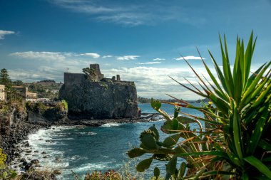 -Aci Trezza İtalya 'nın güneyinde Sicilya' da bir şehirdir. İyon Denizi kıyısında yer alıyor. Yazın Aci Trezza İtalyan tatilciler arasında popüler bir yerdir.