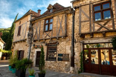 Saint-Cirq-Lapopie 'nin ortaçağ köyü, Bölgesel Causses du Quercy Doğal Parkı, Prigord Fransa 10.16.2022