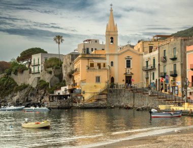 Lipari, Vezüv ve Etna arasında bulunan 7 volkanik adadan en büyüğüdür. Adanın başkenti aynı adı taşıyan Lipari şehridir. İtalya 05.12.2023.