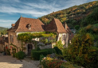 Saint-Cirq-Lapopie 'nin ortaçağ köyü, Bölgesel Causses du Quercy Doğal Parkı, Prigord Fransa 10.16.2022