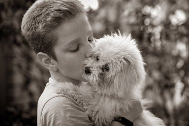 Yakışıklı beyaz bir çocuk küçük evcil hayvanıyla vakit geçiriyor. İsrail Ashkelon 2 Mayıs 2022