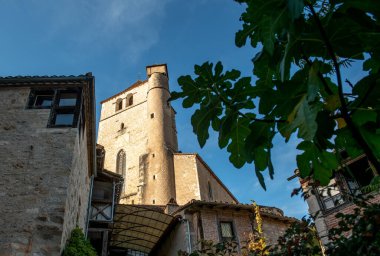 Saint-Cirq-Lapopie 'nin ortaçağ köyü, Bölgesel Causses du Quercy Doğal Parkı, Prigord Fransa 10.16.2022