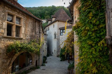 Saint-Cirq-Lapopie 'nin ortaçağ köyü, Bölgesel Causses du Quercy Doğal Parkı, Prigord Fransa 10.16.2022