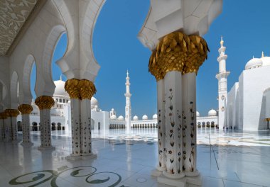 Şeyh Zayed Camii dünyanın en büyük altı camisinden biridir. Birleşik Arap Emirlikleri 'nin başkenti Abu Dabi' de yer almaktadır. Aman Tanrım. Abu Dabi Mart 2022