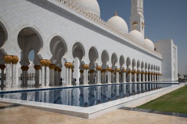 Şeyh Zayed Camii dünyanın en büyük altı camisinden biridir. Birleşik Arap Emirlikleri 'nin başkenti Abu Dabi' de yer almaktadır. Aman Tanrım. Abu Dabi Mart 2022