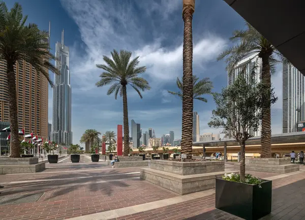 Dubai mimarisi. Gün batımında yol kenarından güzel gökdelenlerin manzarası. Aman Tanrım. Dubai Mart 2022