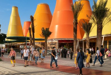 2020 Dünya Fuarı 'na katılan ülkelerin pavyonlarının parçaları. Aman Tanrım. Dubai Mart 2022
