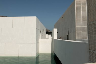 Louvre 'un bölgesi. : Fransız mimar Jean Nouvel 'in ünlü müzesi - yeni müzenin panoramik manzarası. Abu Dabi, Birleşik Arap Emirlikleri - Mart 2022
