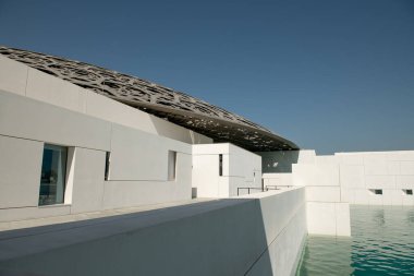 Louvre 'un bölgesi. : Fransız mimar Jean Nouvel 'in ünlü müzesi - yeni müzenin panoramik manzarası. Abu Dabi, Birleşik Arap Emirlikleri - Mart 2022