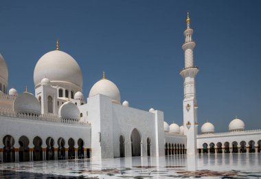 Şeyh Zayed Camii dünyanın en büyük altı camisinden biridir. Birleşik Arap Emirlikleri 'nin başkenti Abu Dabi' de yer almaktadır. Aman Tanrım. Abu Dabi Mart 2022