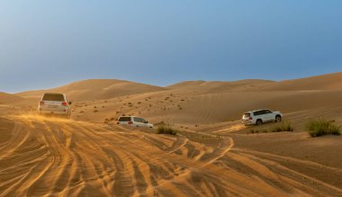 Arap Çölü 'nün kumlu tepelerinde ciplerle yolculuk. İHA Mayıs 2022
