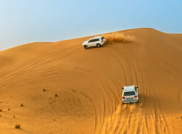 Arap Çölü 'nün kumlu tepelerinde ciplerle yolculuk. İHA Mayıs 2022