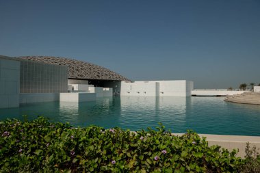 Louvre 'un bölgesi. : Fransız mimar Jean Nouvel 'in ünlü müzesi - yeni müzenin panoramik manzarası. Abu Dabi, Birleşik Arap Emirlikleri - Mart 2022